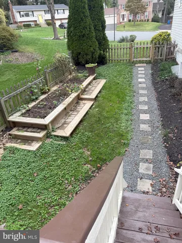 a view of yard with green space