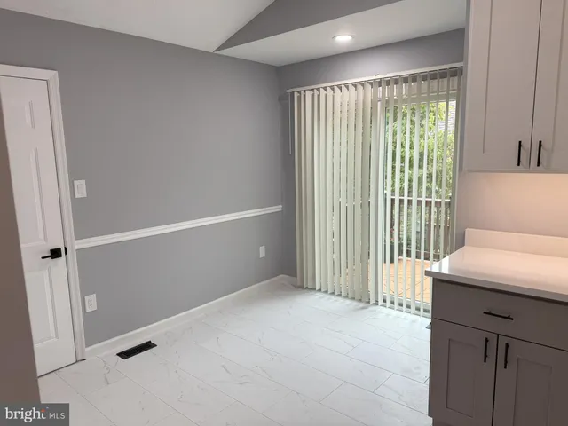 a view of livingroom with furniture