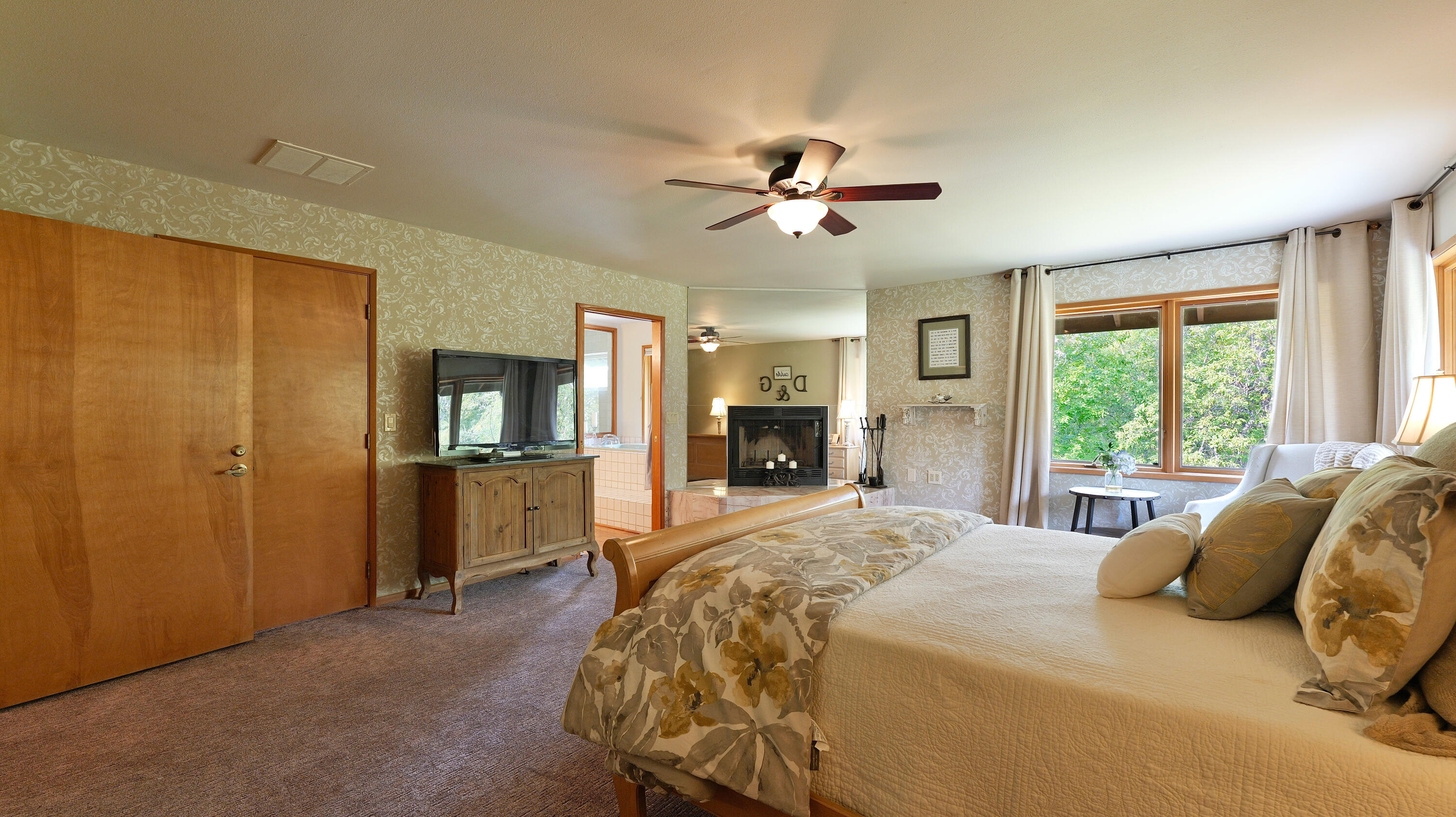 975 Old Ferry Road Shady Cove, OR 97539 - Photo 25 of 100 Primary Bedroom