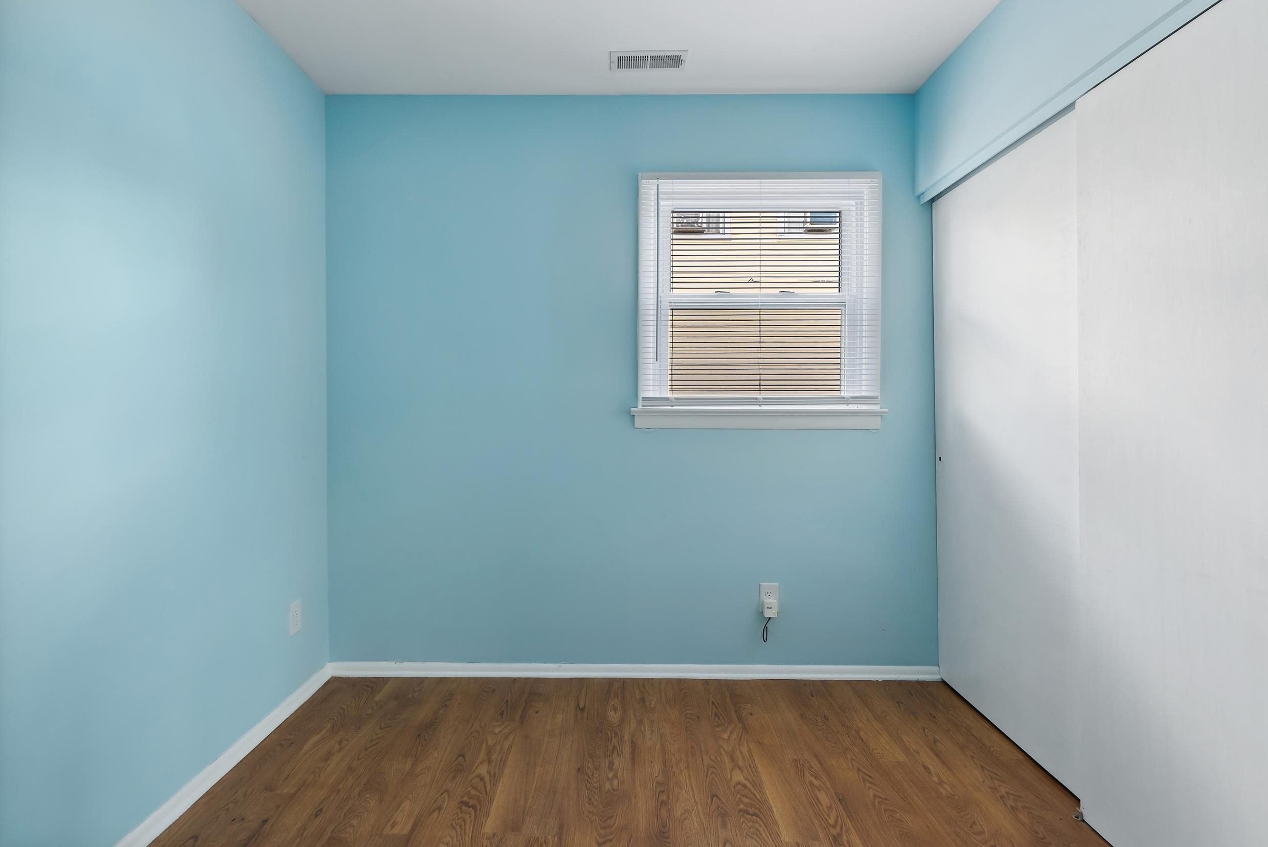 127 Broadway Villas, NJ 08251 - Photo 20 of 30 an empty room with a window