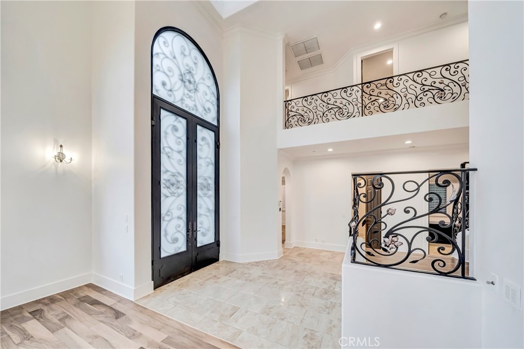 4165 Elm View Encino, CA 91316 - Photo 8 of 49 a view of a hallway with entryway