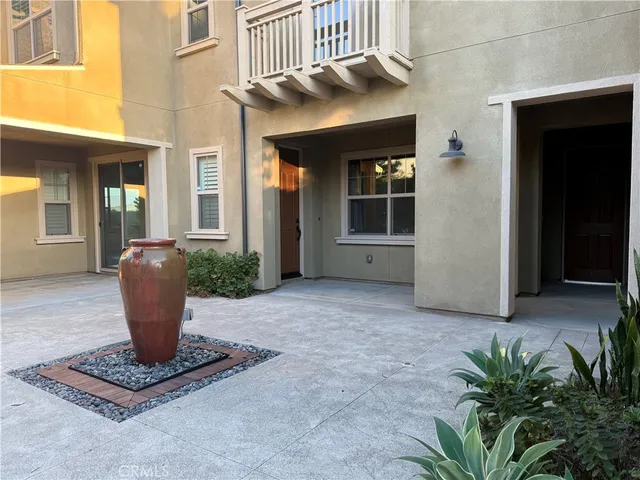 a view of a house with backyard and garden