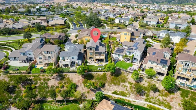 a view of a yard in front of the house