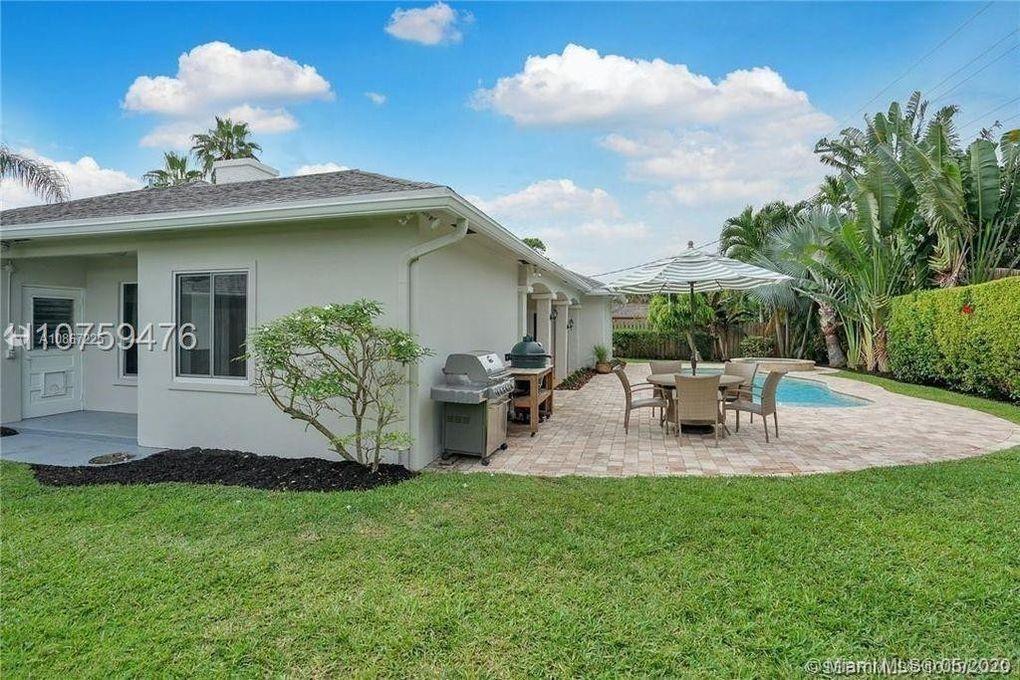 261 Northwest 11th Avenue Boca Raton, FL 33486 - Photo 12 of 14 a view of a patio with table and chairs potted plants and large tree