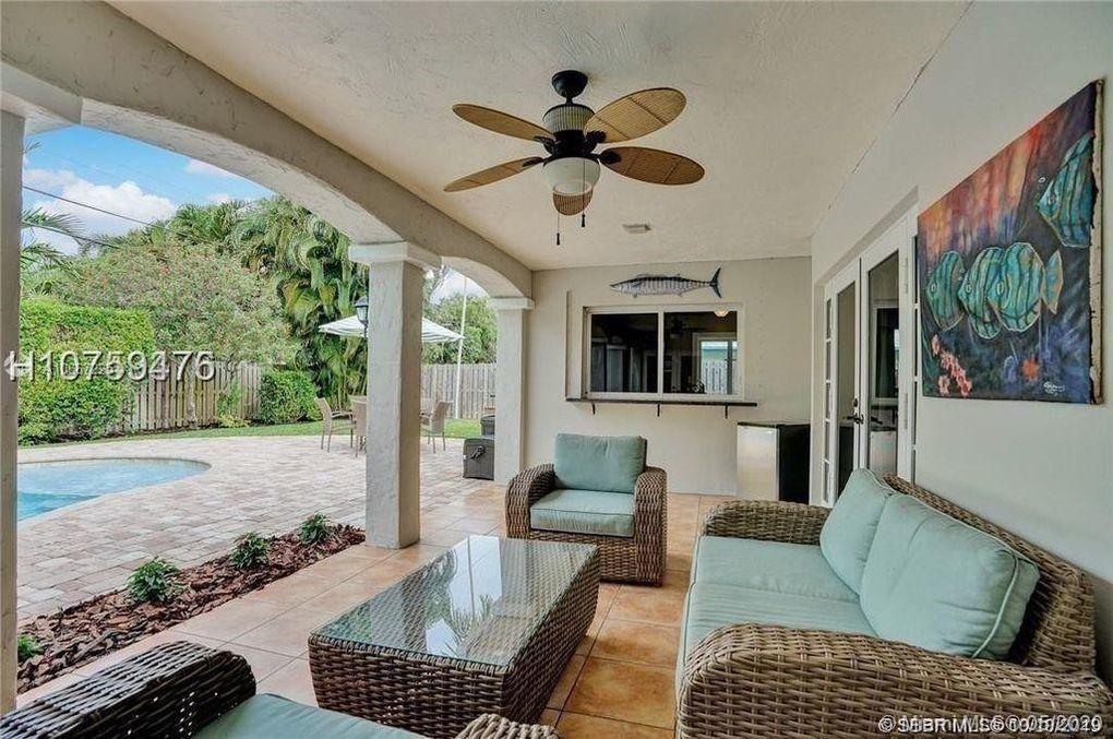 261 Northwest 11th Avenue Boca Raton, FL 33486 - Photo 5 of 14 a living room with furniture and a window