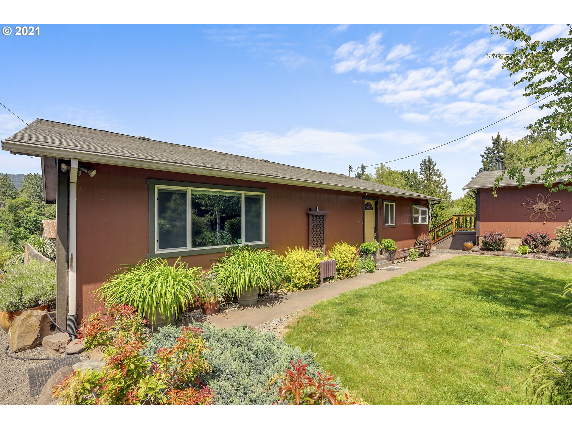 715 Aplin Road White Salmon, WA 98672 - Photo 1 of 27 Gallery Image 1