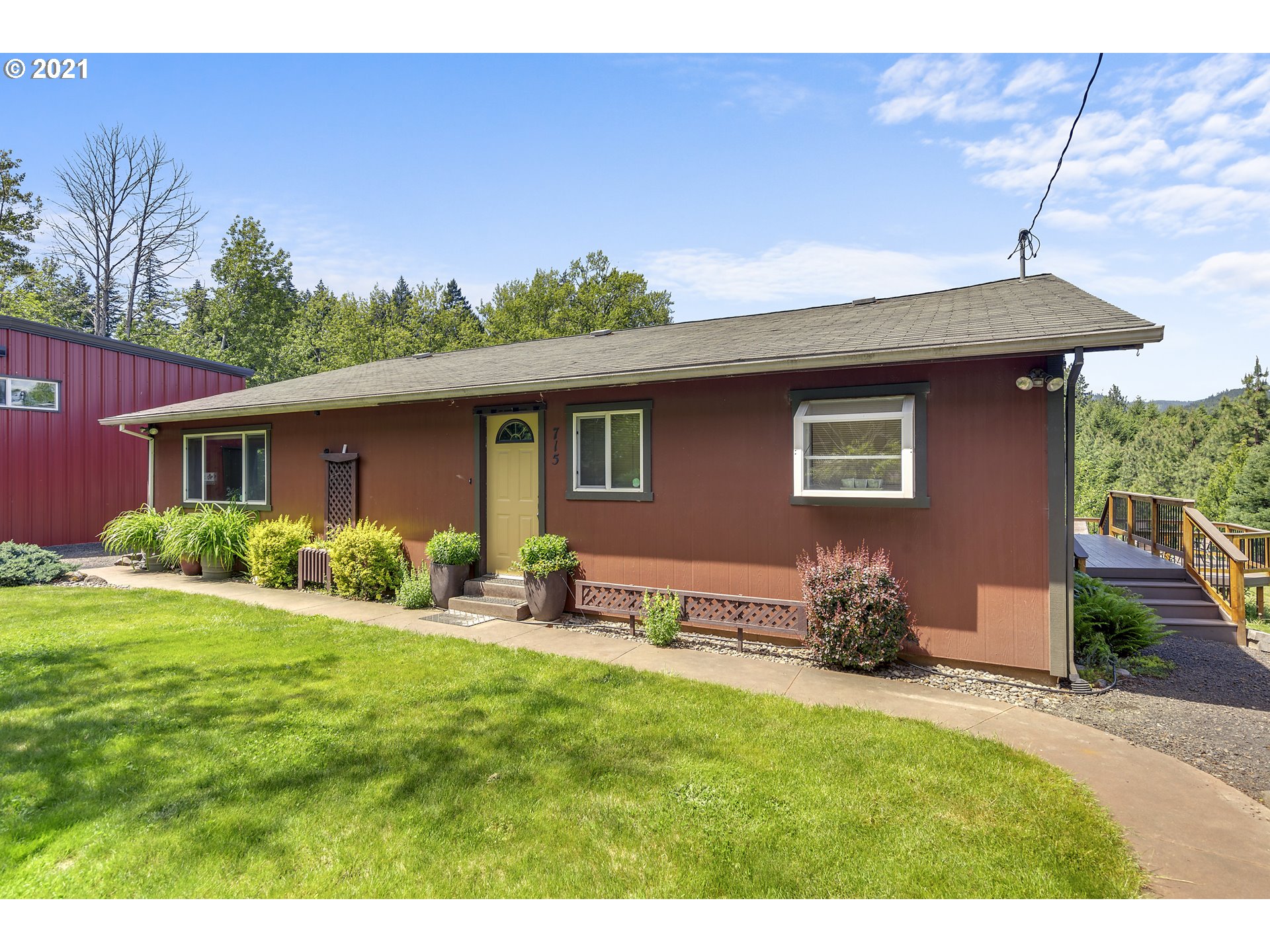 715 Aplin Road White Salmon, WA 98672 - Photo 2 of 27 Gallery Image 2