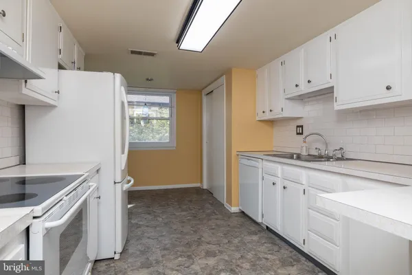 $214,999 | 2302 Heather Court, Unit 2302, Wilmington, DE 19809