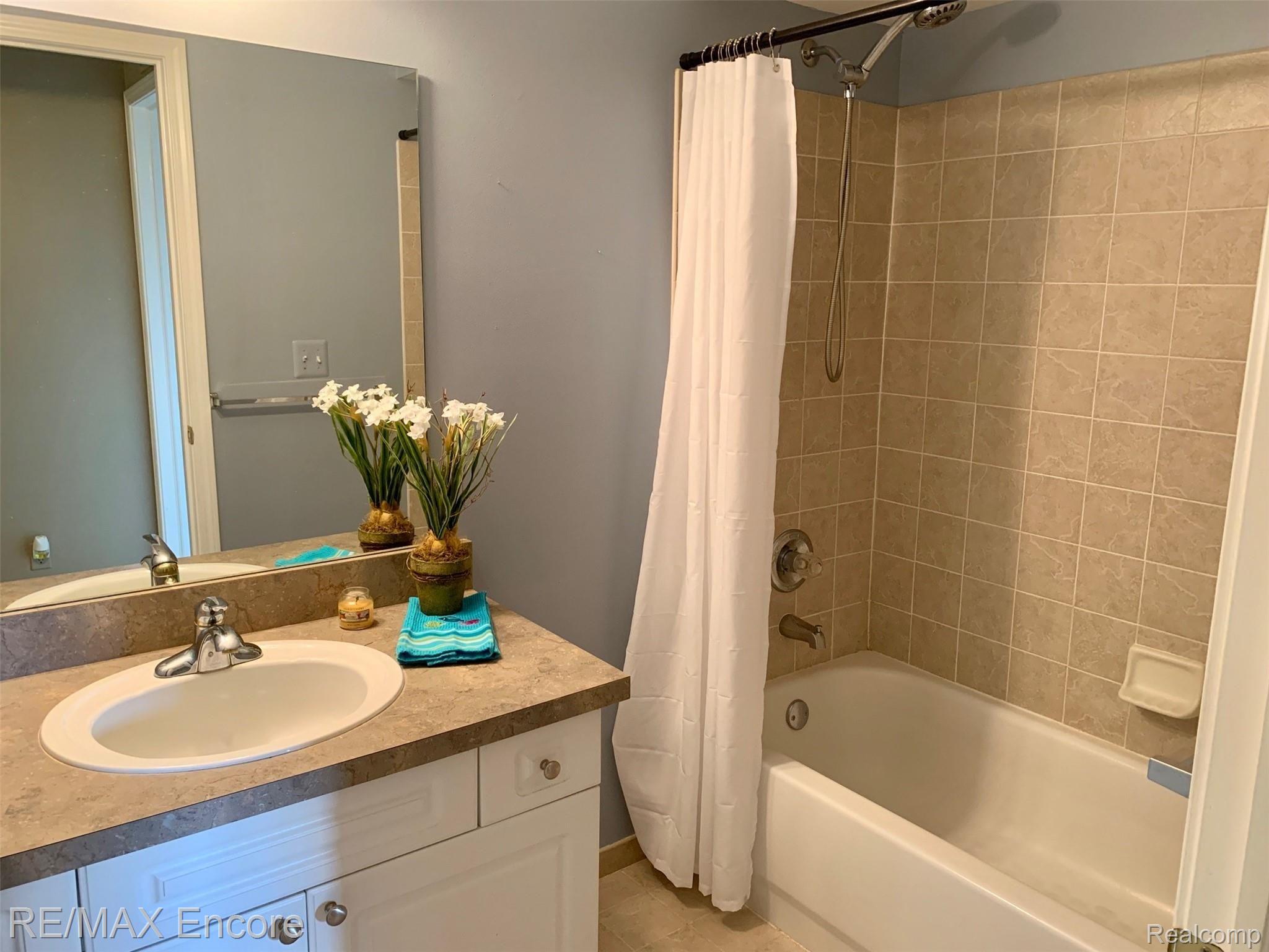 3522 Tremonte Circle Rochester, MI 48306 - Photo 20 of 31 2nd Full Bathroom - Ceramic
