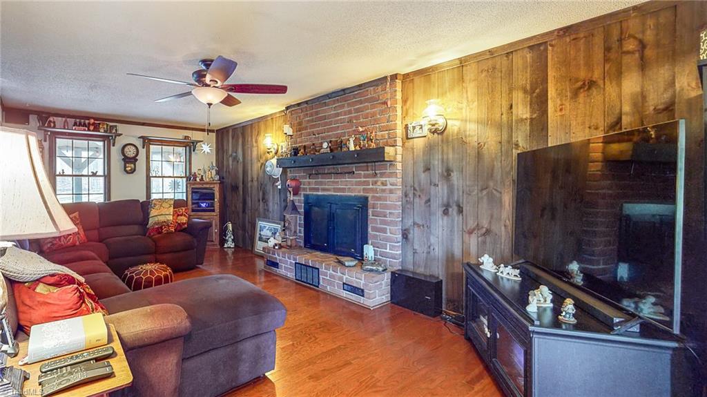111 Hiatt Road Thomasville, NC 27360 - Photo 15 of 40 Living Room with working fireplace, has gas logs.
