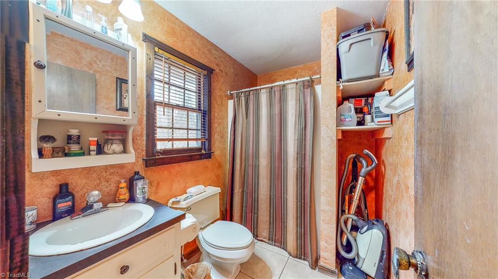 111 Hiatt Road Thomasville, NC 27360 - Photo 20 of 40 Master Bath