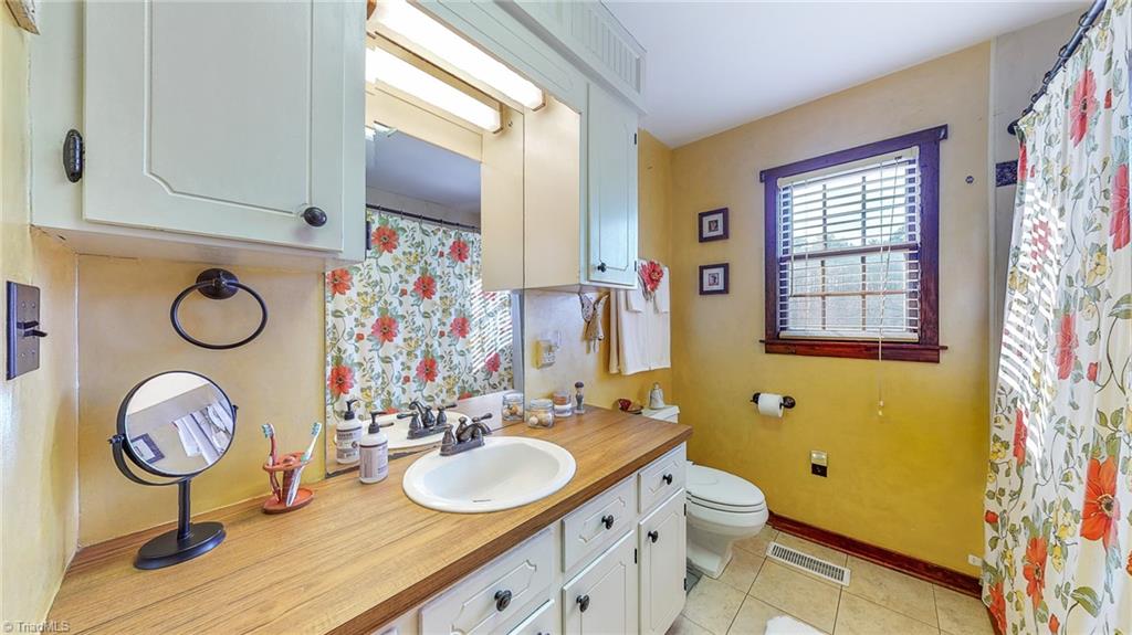 111 Hiatt Road Thomasville, NC 27360 - Photo 23 of 40 Full Bath main floor