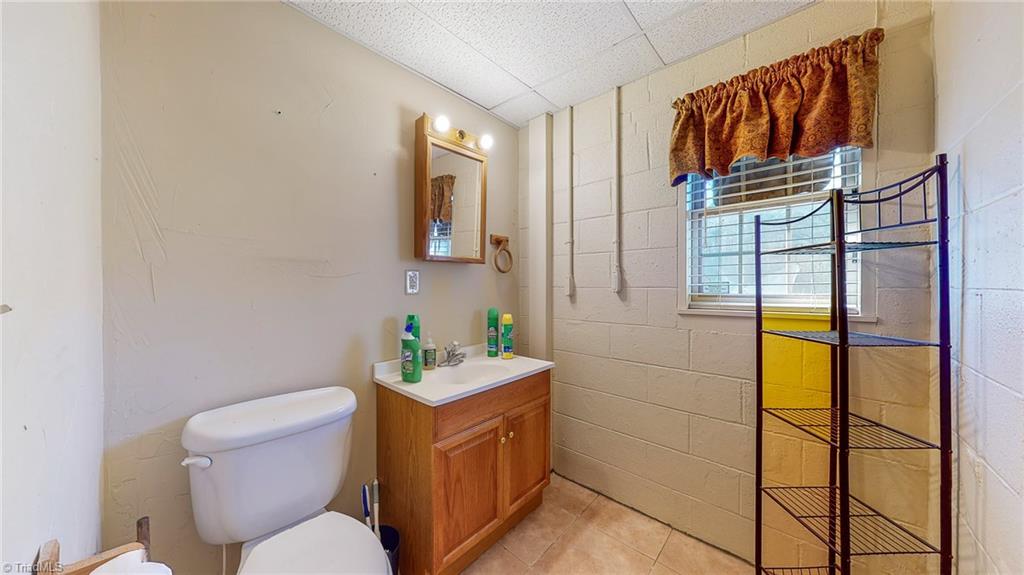 111 Hiatt Road Thomasville, NC 27360 - Photo 27 of 40 Basement 1/2 bath