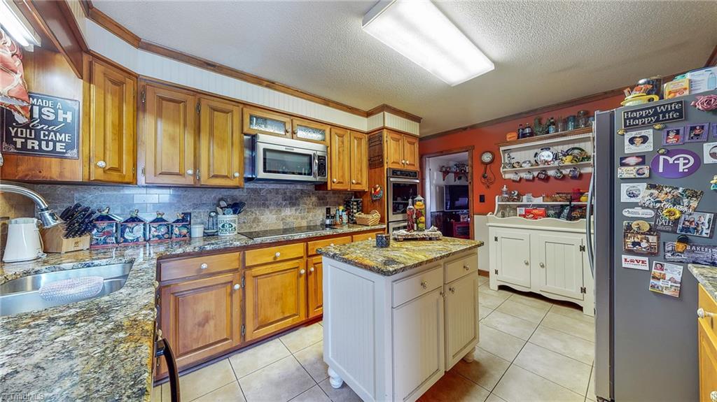 111 Hiatt Road Thomasville, NC 27360 - Photo 9 of 40 Kitchen