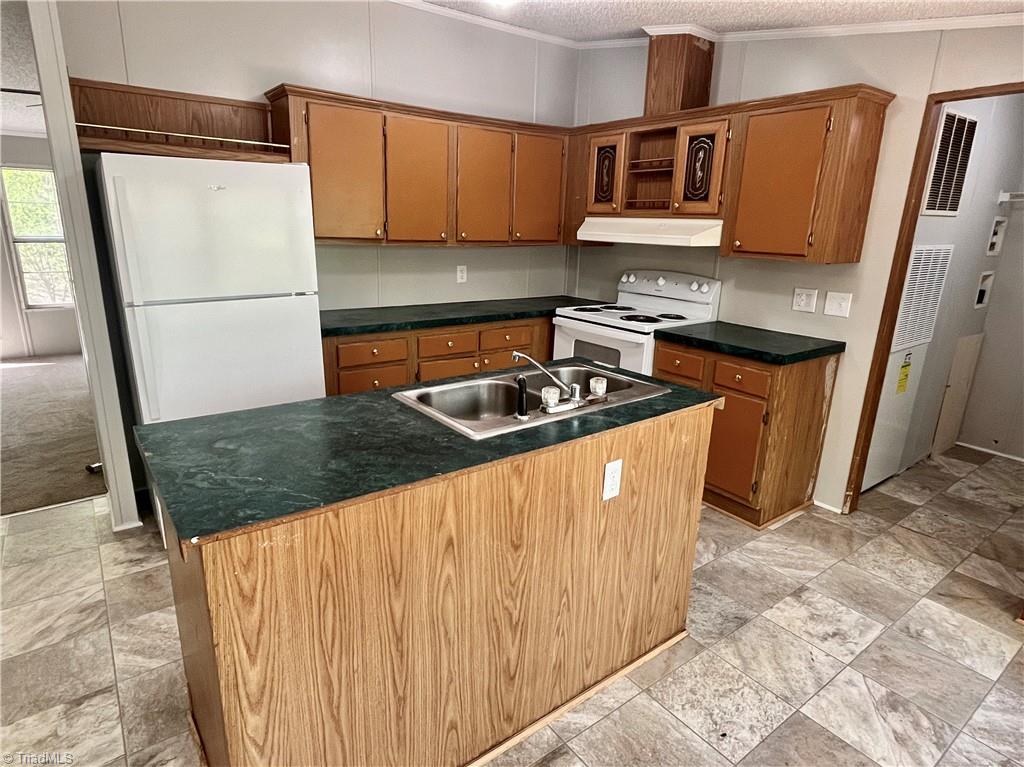 1458 Merridon Drive Pinnacle, NC 27043 - Photo 6 of 16 Kitchen