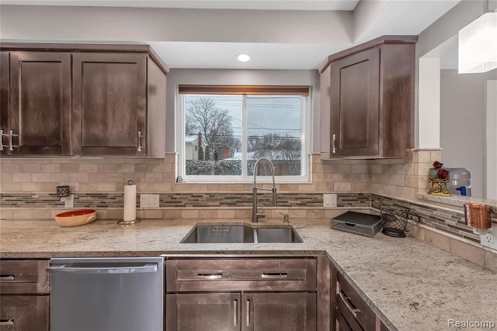 1005 Canterbury Road Grosse Pointe Woods, MI 48236 - Photo 14 of 33