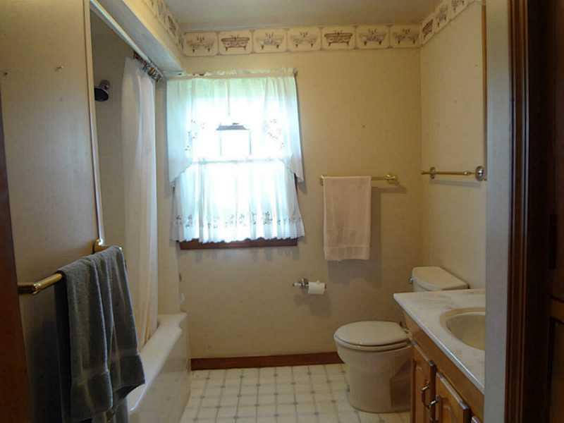 600 Tuscarawas Road Beaver, PA 15009 - Photo 17 of 21 Full Bath.