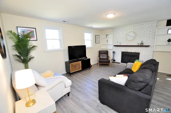 $499,900 | 33 Chestnut Hill Road, Simsbury, CT 06092