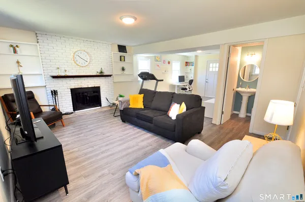 $499,900 | 33 Chestnut Hill Road, Simsbury, CT 06092