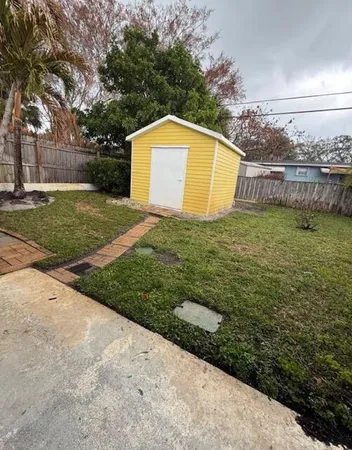 a view of a backyard