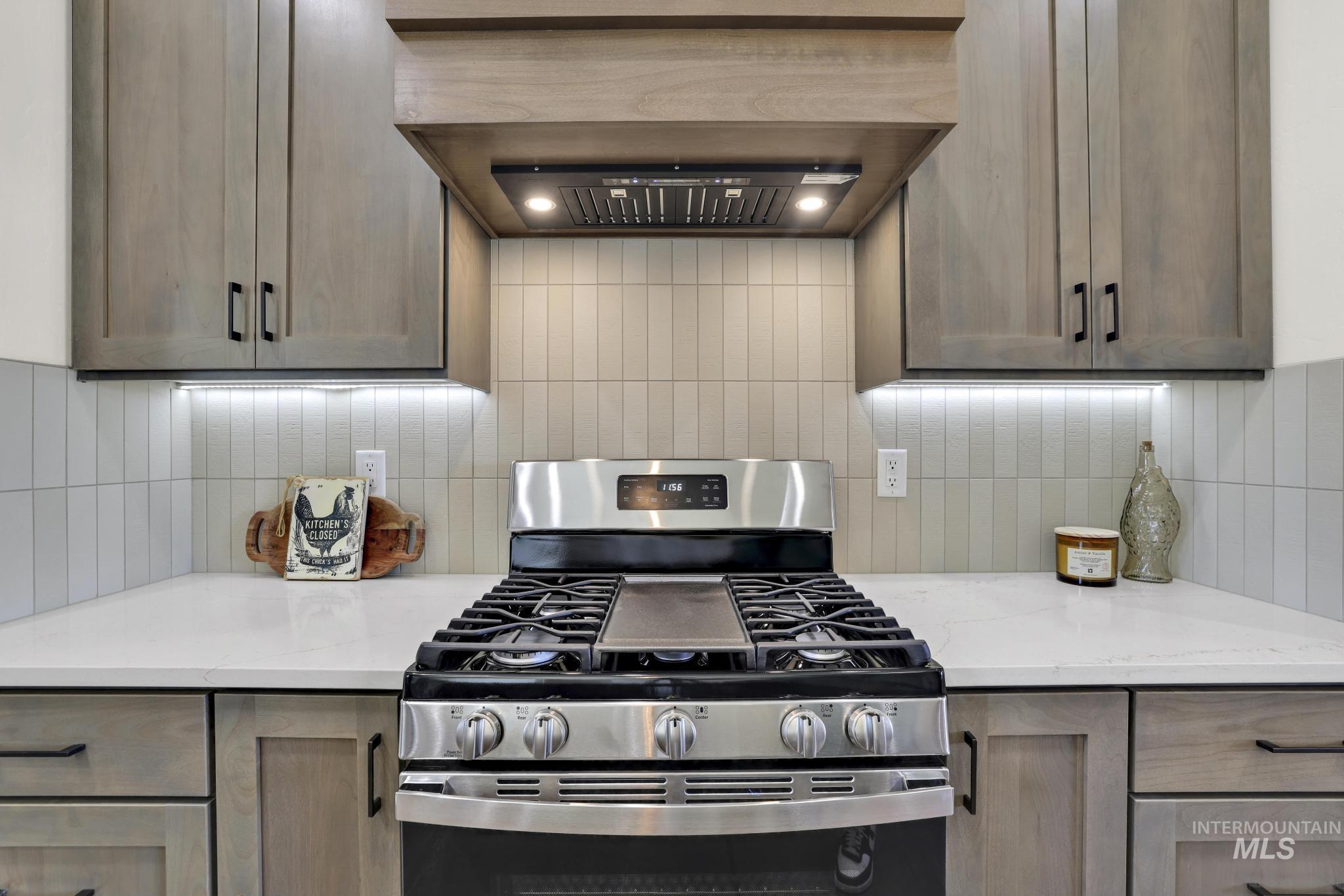 284 Sandi Road Twin Falls, ID 83301 - Photo 21 of 33 Neutral tone walls with white trim, light gray patterned carpet, ceiling fan with integrated lighting, recessed lighting, and a white paneled door