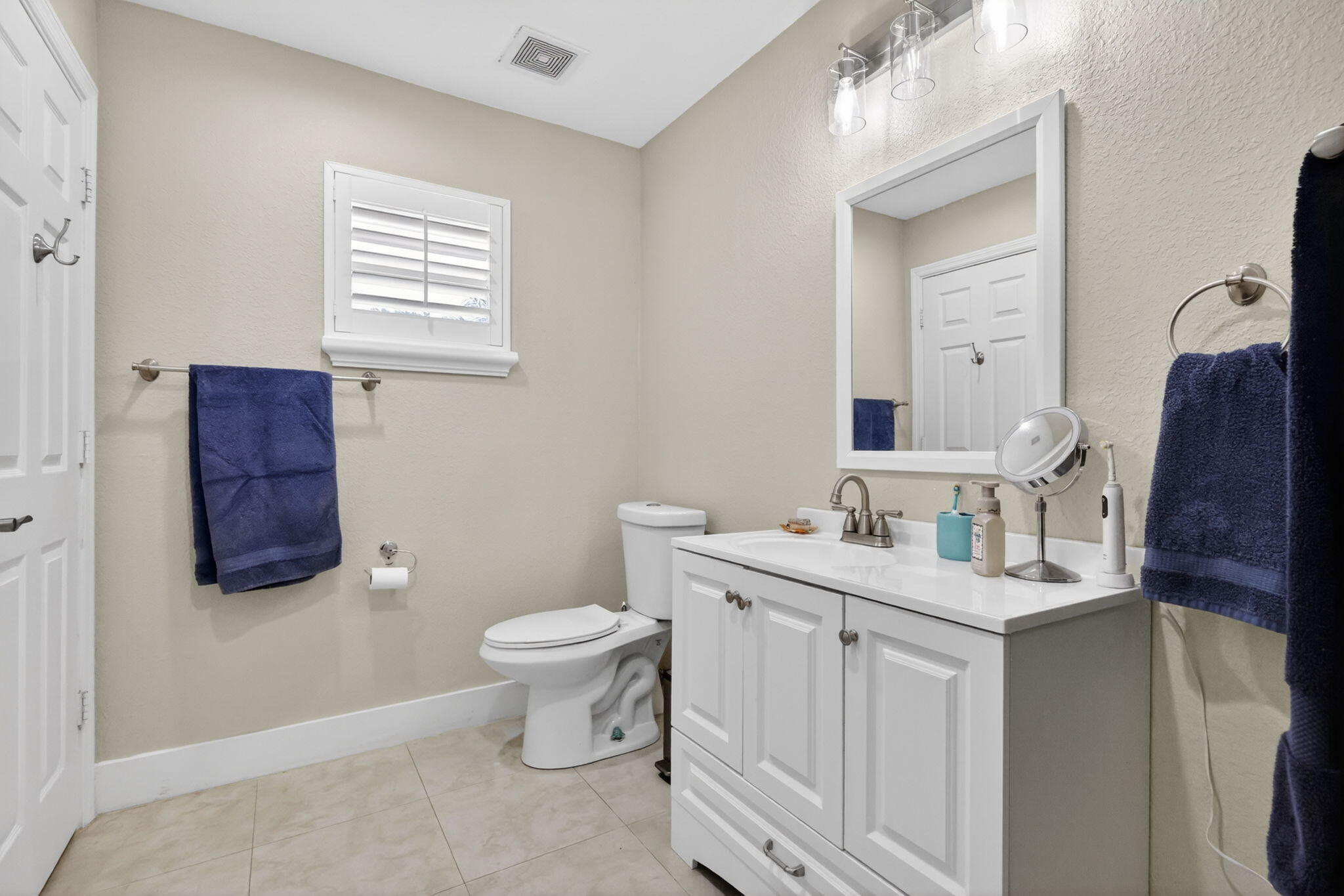 2843 Worcester Road Lake Worth, FL 33462 - Photo 13 of 24 2nd Bathroom