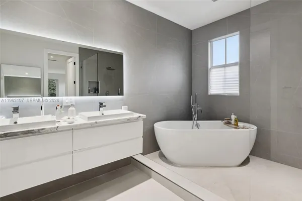 a view of a livingroom with furniture and windows