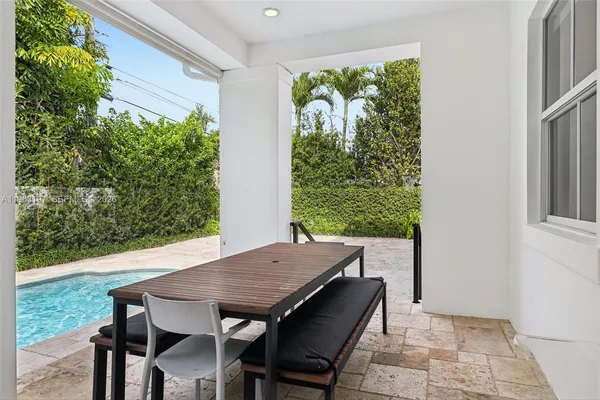 a view of a backyard