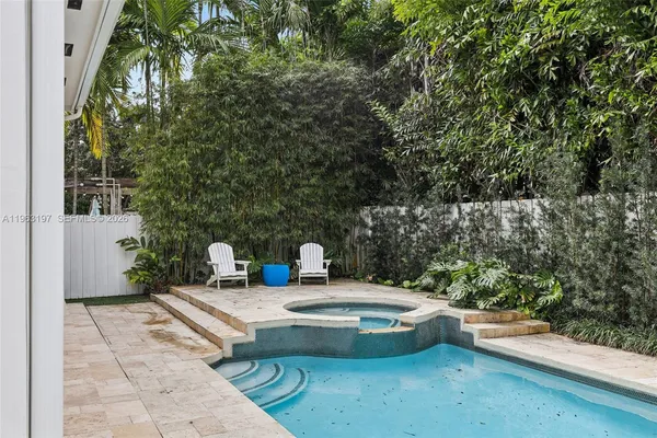 a view of a back yard