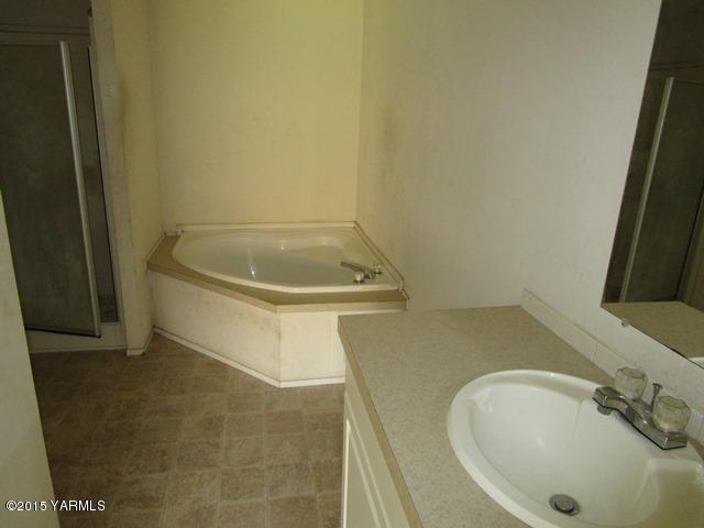 10200 Ahtanum Road Yakima, WA 98903 - Photo 11 of 38 a bathroom with a tub a sink and a mirror