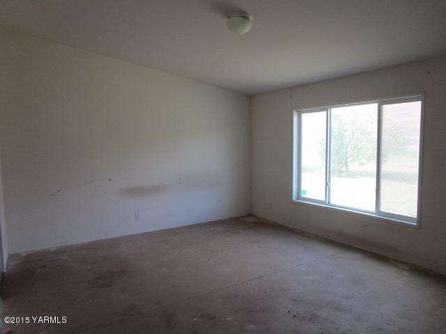 10200 Ahtanum Road Yakima, WA 98903 - Photo 14 of 38 an empty room with a window