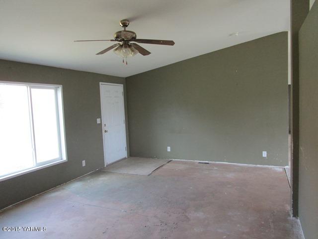 10200 Ahtanum Road Yakima, WA 98903 - Photo 17 of 38 a view of an empty room with a window
