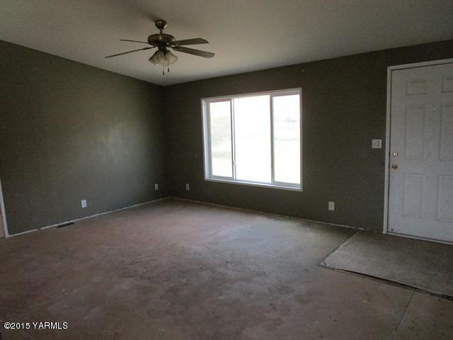 10200 Ahtanum Road Yakima, WA 98903 - Photo 18 of 38 a view of a livingroom with a ceiling fan and window
