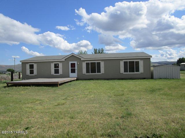 10200 Ahtanum Road Yakima, WA 98903 - Photo 20 of 38 a backyard of a house with lots of green space