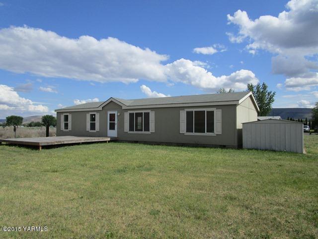 10200 Ahtanum Road Yakima, WA 98903 - Photo 24 of 38 a front view of a house with garden
