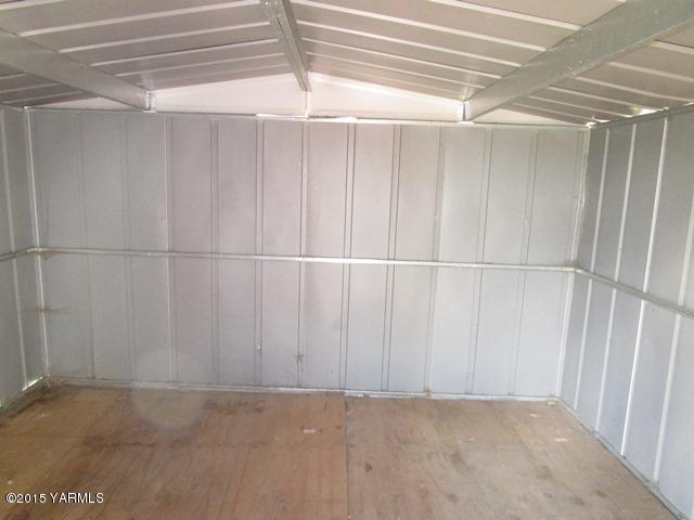 10200 Ahtanum Road Yakima, WA 98903 - Photo 26 of 38 a view of a garage