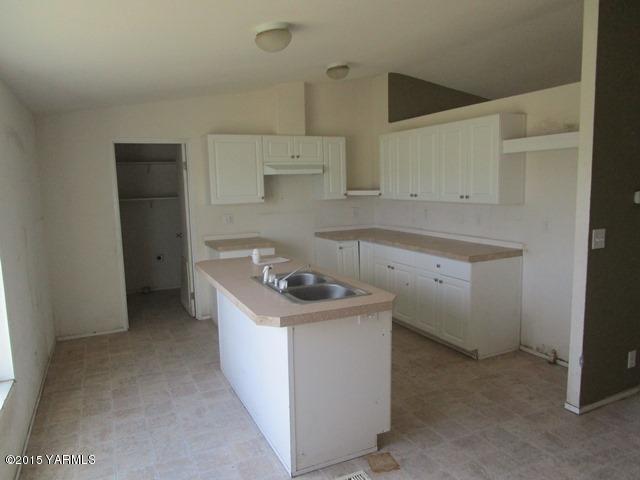 10200 Ahtanum Road Yakima, WA 98903 - Photo 27 of 38 a utility room with cabinets washer and dryer