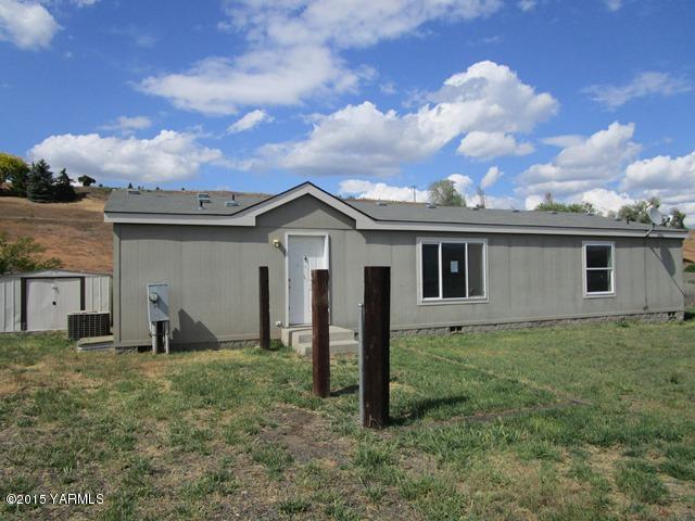 10200 Ahtanum Road Yakima, WA 98903 - Photo 4 of 38 a view of a house with backyard and garden
