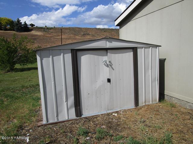 10200 Ahtanum Road Yakima, WA 98903 - Photo 32 of 38 a view of a house with backyard and garden