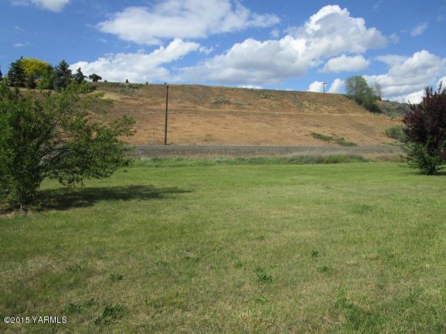 10200 Ahtanum Road Yakima, WA 98903 - Photo 34 of 38 a view of a field with an ocean view