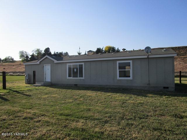 10200 Ahtanum Road Yakima, WA 98903 - Photo 5 of 38 a house view with a garden space