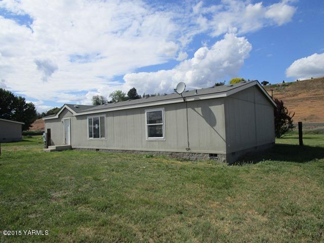 10200 Ahtanum Road Yakima, WA 98903 - Photo 6 of 38 a view of a house with backyard and garden