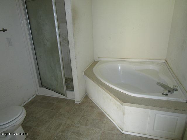 10200 Ahtanum Road Yakima, WA 98903 - Photo 10 of 38 a bathroom with a bathtub
