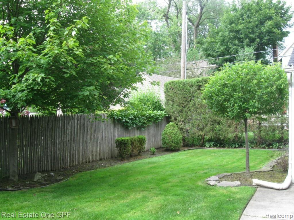 276 Fisher Road Grosse Pointe, MI 48230 - Photo 22 of 23 22 IMG_1930.jpg