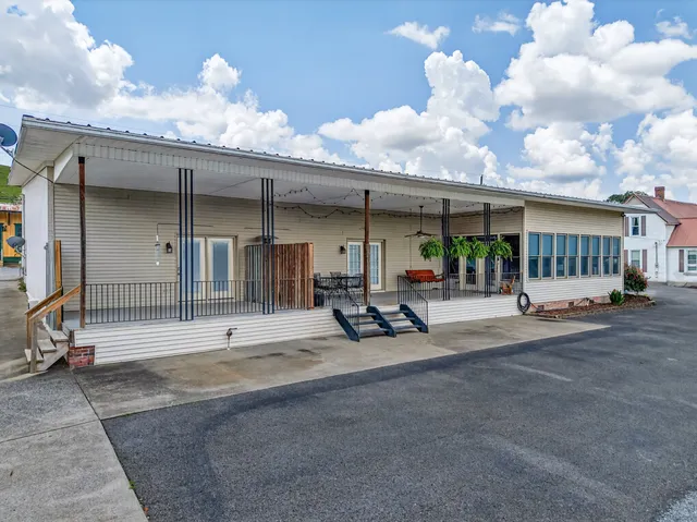 a view of a house with a backyard