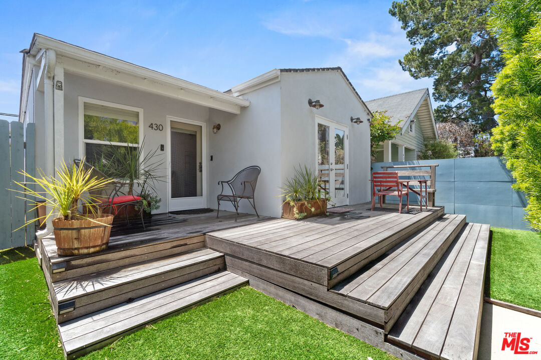 430 Rialto Avenue Venice, CA 90291 - Photo 1 of 23 a front view of house with yard