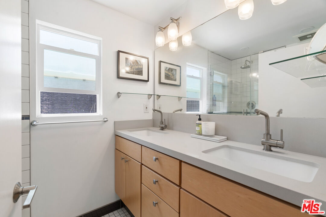 430 Rialto Avenue Venice, CA 90291 - Photo 16 of 23 a bathroom with a sink and a mirror