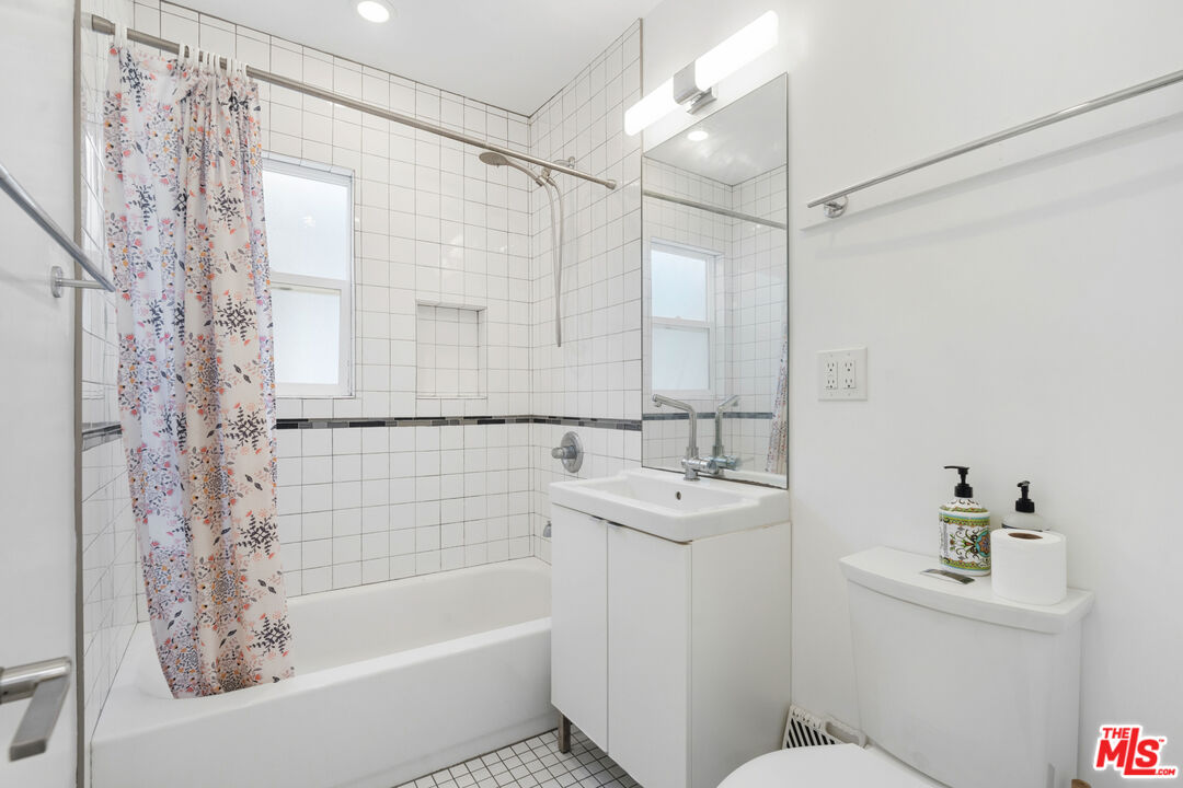 430 Rialto Avenue Venice, CA 90291 - Photo 18 of 23 a bathroom with a sink a toilet and shower