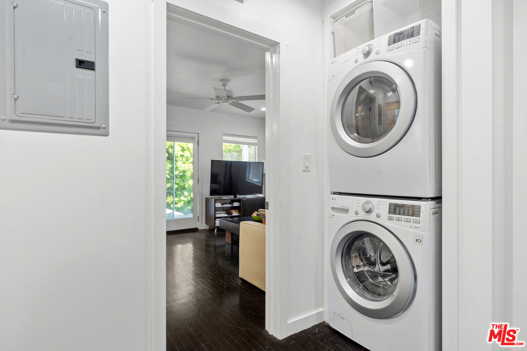 430 Rialto Avenue Venice, CA 90291 - Photo 20 of 23 a view of livingroom with washer and dryer