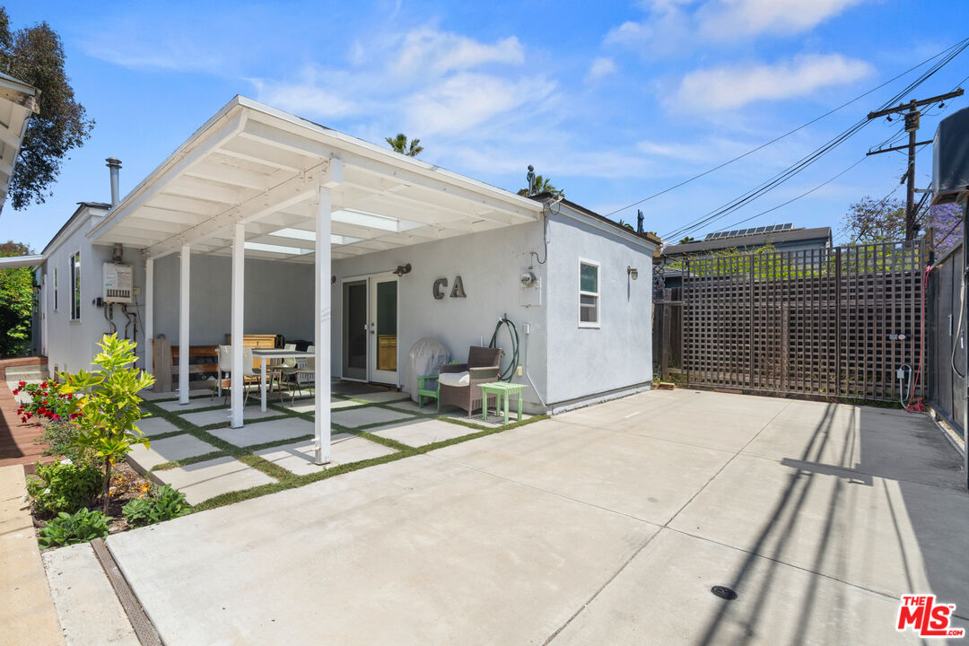 430 Rialto Avenue Venice, CA 90291 - Photo 21 of 23 a patio with table and chairs and potted plants